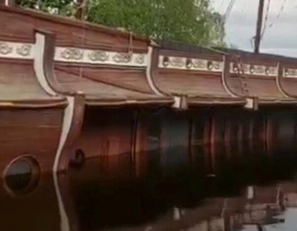 Відомий плавучий ресторан Януковича в Межигір’ї затонув (відео)