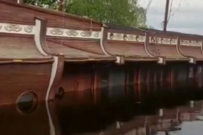 Відомий плавучий ресторан Януковича в Межигір'ї затонув (відео) 1