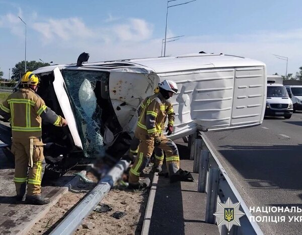 Фатальна аварія в Києві: на Богатирській мікроавтобус Volkswagen злетів у повітря після зіткнення