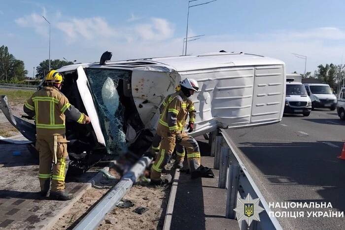 Головна 8 Фатальна аварія в Києві: на Богатирській мікроавтобус Volkswagen злетів у повітря після…