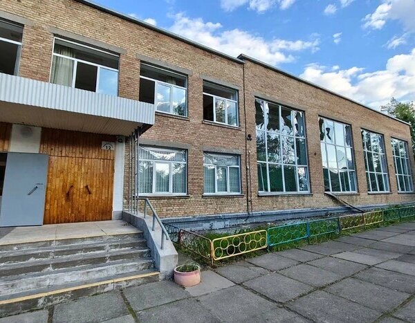 Вночі у столичному Шевченківському районі окупанти понівечили одинадцять освітніх установ.