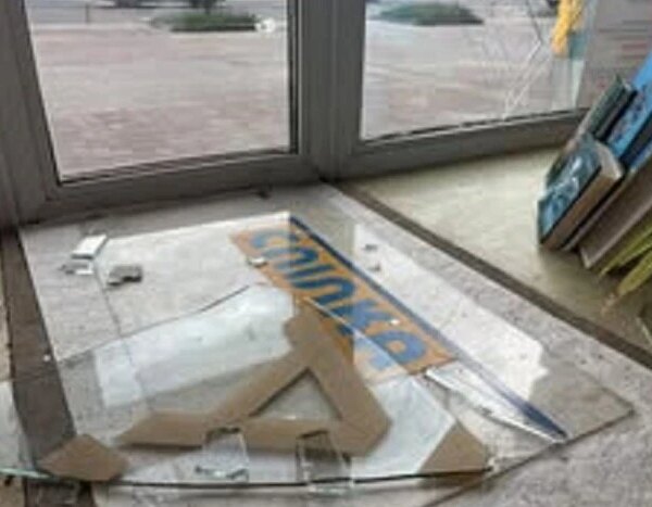 Ще одна атака на вільну пресу. Світова спільнота засуджує російські обстріли медіаофісів у Києві.
