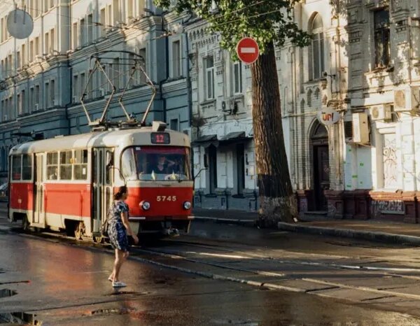 На одній з давніх київських вулиць до середини травня оновлено схеми руху чотирьох трамвайних маршрутів.