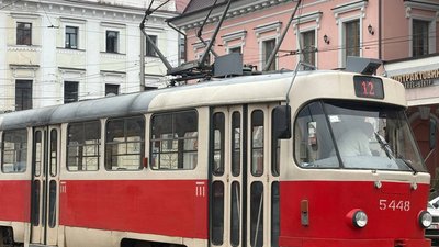 Головна 23 У Києві декілька трамваїв курсуватимуть за оновленими напрямками, а на мосту Патона…