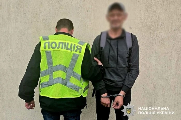 Головна 8 Подарунок коханій за чужий рахунок: у Києві спіймали злодія, який викрав 73…