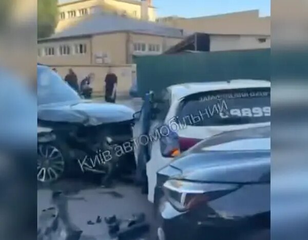 Дорожньо-транспортна пригода з участю правоохоронців сталася в Дарницькому районі міста.