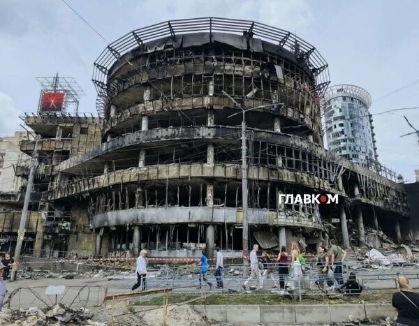 Зруйновані базар і ТЦ: Лук’янівка приходить до тями після нищівного удару Росії. Фотозвіт