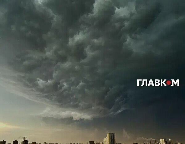 Темрява вкрила столичне небо, наближається буря (кадри, запис)