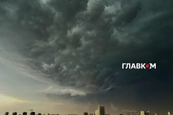 Небо над столицею затягнуло темними хмарами, насувається гроза (фото, відео)