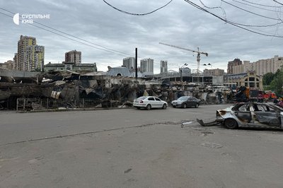 Торгівля на руїнах: у Києві на зруйнований ударом РФ Лук'янівський ринок повертаються продавці