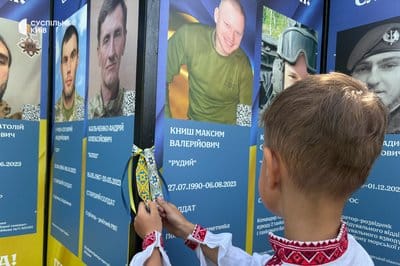 "Вони шанували і одягали вишиванки": у Києві вперше відбулася акція "Вишита стрічка пам'яті"