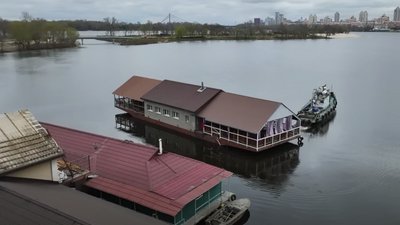 Кафе на воді прибрали з Наталки в ході оновлення парку на Оболоні.