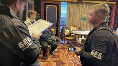 Нелегальний гральний заклад в офісній будівлі та "вкладення" у криптовалюту: у Києві винесено вирок трьом причетним до махінацій 2