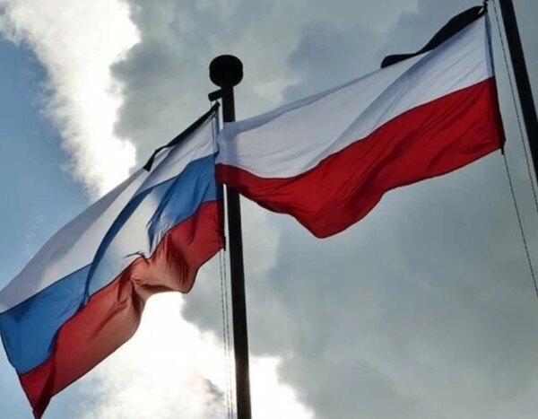 Польща попередила Росію про розплату за напади на дипломатичні представництва в Києві.