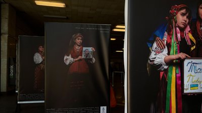 "Обрії сподівань": в метро Києва відкриється експозиція про жінок, що виглядають воїнів з війни. 2