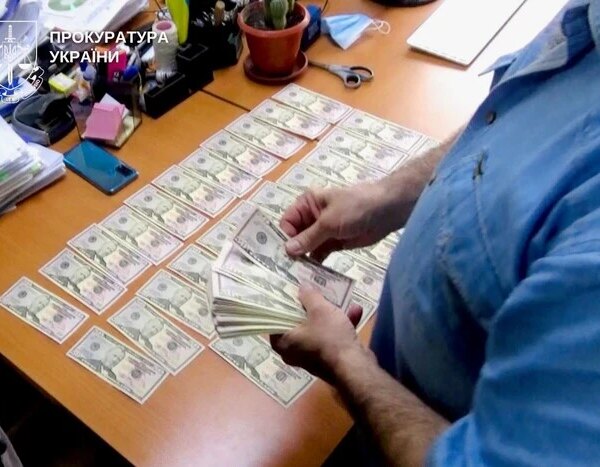 Винесено вирок двом шахраям, які намагалися продати близько 250 тисяч фальшивих доларів.
