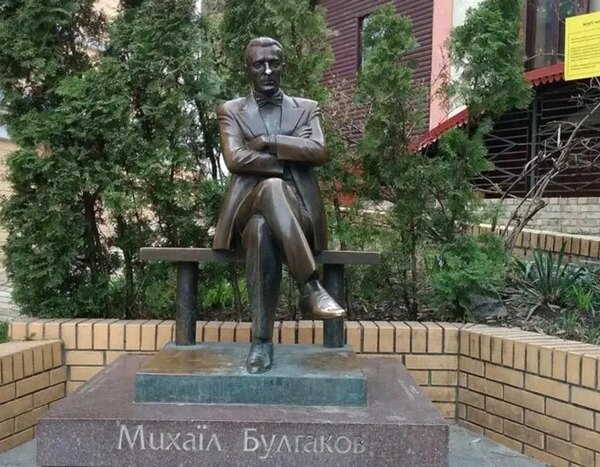 Хто має замінити Булгакова? В інтернеті спалахнула дискусія через пам’ятник