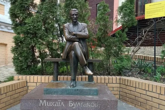 Хто має бути замість Булгакова? У мережі розгорілася суперечка через пам'ятник