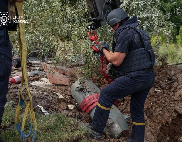 У Голосіївському районі столиці виявлено бойову частину крилатої ракети Х-101 (знімки)