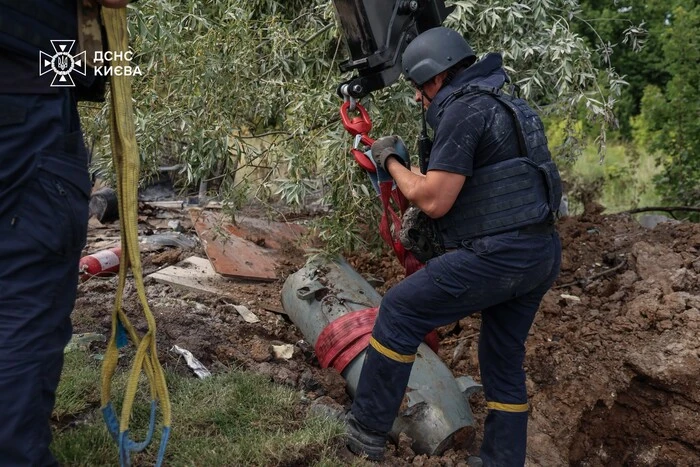 У Голосіївському районі столиці виявлено бойову частину крилатої ракети Х-101 (знімки)