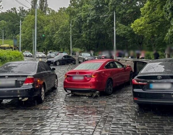 Через дорожньо-транспортну пригоду рух транспорту на Подільському узвозі ускладнений в обох напрямках.