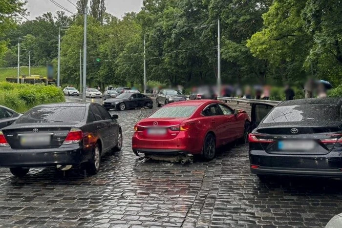 Рух на Подільському узвозі ускладнений в обидва боки через аварію