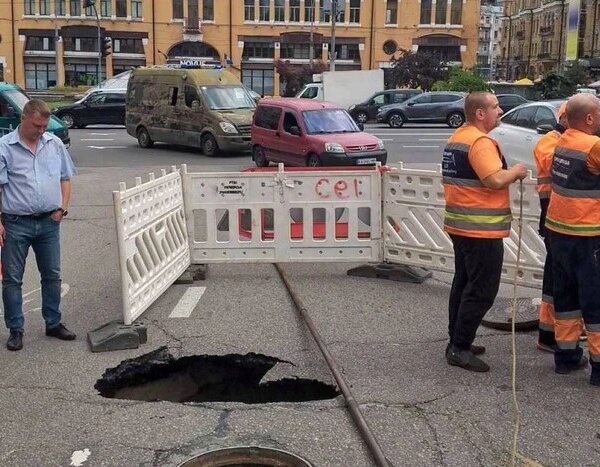 Нове провалля з’явилося в центрі Києва втретє за добу (фото)
