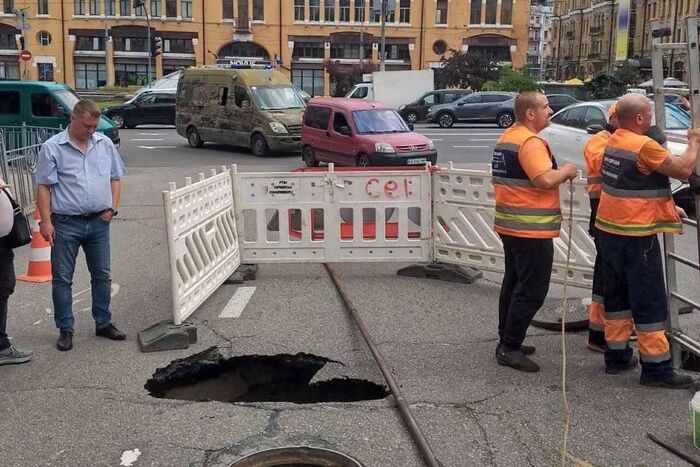 У центрі Києва вдруге за день утворилося провалля на дорозі (фото)