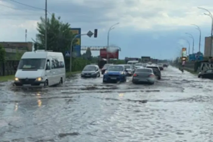 Головна 7 Рясний дощ накрив Вінницю та Київ (відео)