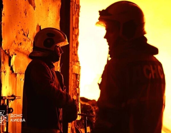 Рятувальники припинили гасіння пожежі, що виникла внаслідок російського обстрілу Києва.