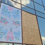 Дитячі малюнки прикрашають вікна готелю “Україна”, що постраждали від російської&hellip;