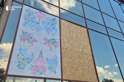 Яскраві візерунки замість глухих щитів: пошкоджені обстрілом РФ вікна готелю "Україна" у Києві стали полотном для дитячих робіт