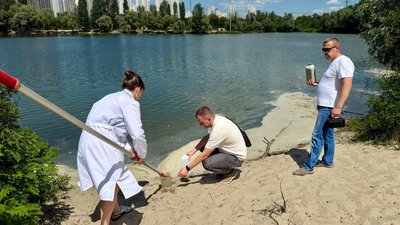 На Осокорках столиці берег озера Небреж покрила піна: експерти з'ясовують причину 5