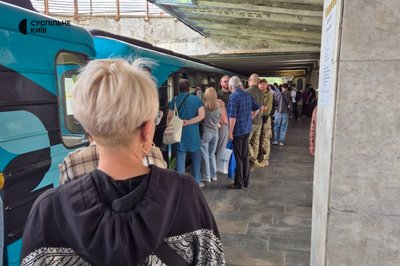 На “червоній” гілці метро в Києві виникли перебої в русі потягів.