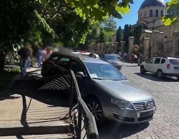 Пригода на Печерську: нетверезий кермувальник намагався втекти на задній передачі та врізався в огорожу (відео)