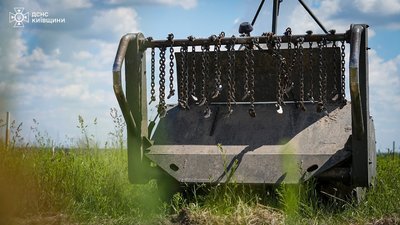Головна 19 Як сапери очищають поле на Макарівщині, щоб фермери могли працювати