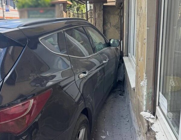 П’яний кермувальник врізався у крамницю в Києві