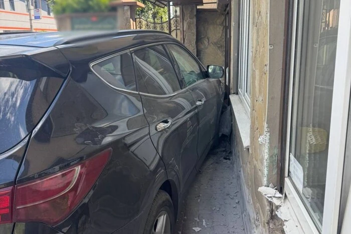 Нетверезий керманич у столиці врізався в крамницю