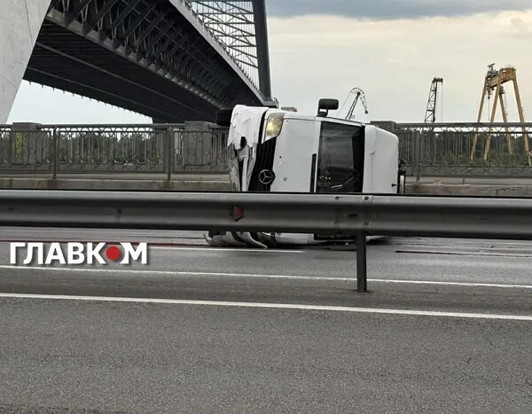 У столиці перекинувся мікроавтобус: де виникли корки (фото)