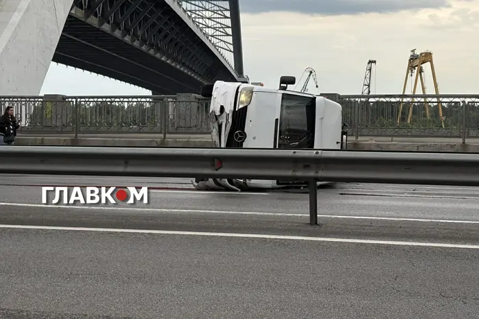 У столиці перекинувся мікроавтобус: де виникли корки (фото) 9