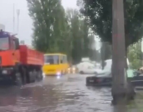 На вулиці Академіка Кухаря у Києві через сильні дощі виникло підтоплення, рух транспорту ускладнений (з відеоматеріалами)