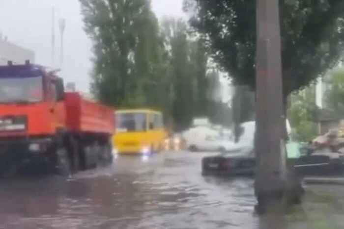 На вулиці Академіка Кухаря у Києві через сильні дощі виникло підтоплення, рух транспорту ускладнений (з відеоматеріалами) 8 На вулиці Академіка Кухаря у Києві через сильні дощі виникло підтоплення, рух транспорту ускладнений (з відеоматеріалами) 3