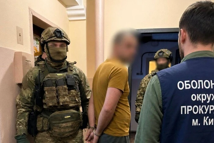 Головна 10 Киянину, який продавав зброю через поштові скриньки, повідомлено про підозру (з фото)