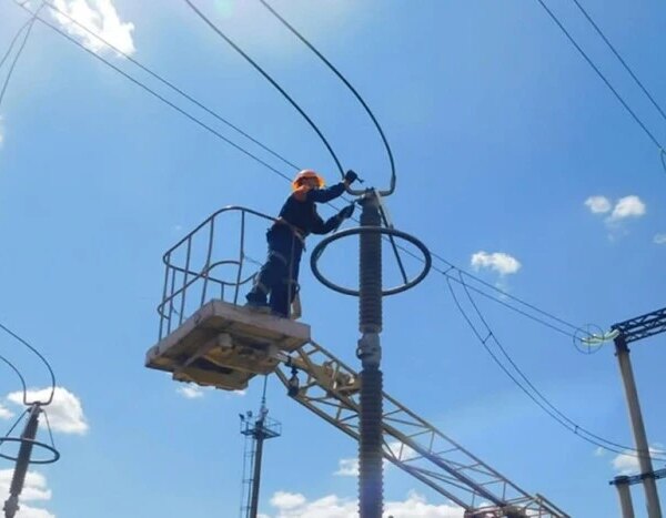 Енергетики повідомили, коли відновлять електропостачання після аварійного вимкнення в Києві