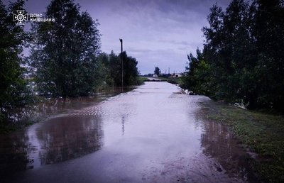 Головна 10 На Київщині потужна злива призвела до підтоплення цоколів і підвалів помешкань.