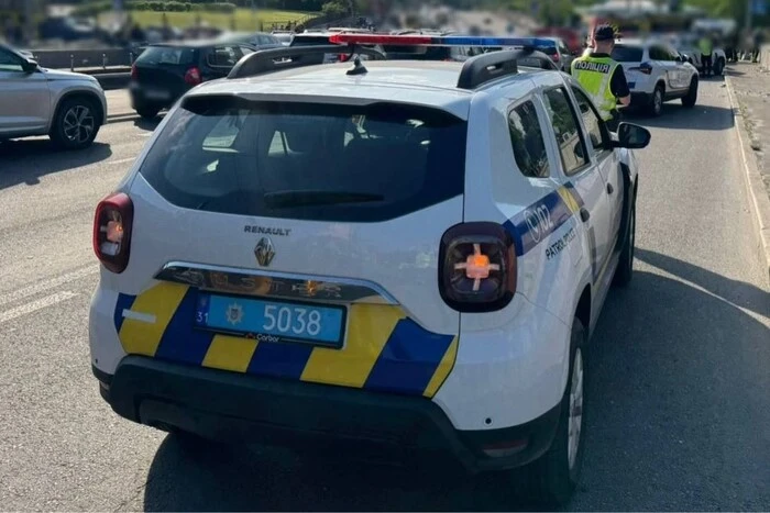 У Києві чоловік ганяв двором біля багатоповерхівки та стріляв. 1