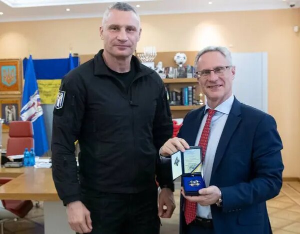 Нагрудний знак «За сприяння обороні Києва» вручили посла Ізраїлю