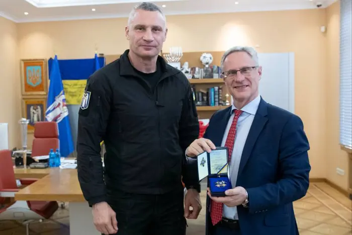 Нагрудний знак «За сприяння обороні Києва» вручили посла Ізраїлю 11 Нагрудний знак «За сприяння обороні Києва» вручили посла Ізраїлю 4