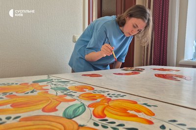 Яскраві візерунки замість глухих щитів: пошкоджені обстрілом РФ вікна готелю "Україна" у Києві стали полотном для дитячих робіт