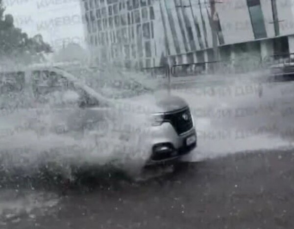 Київ охопила сильна злива з градом, деякі вулиці опинилися під водою (відео)